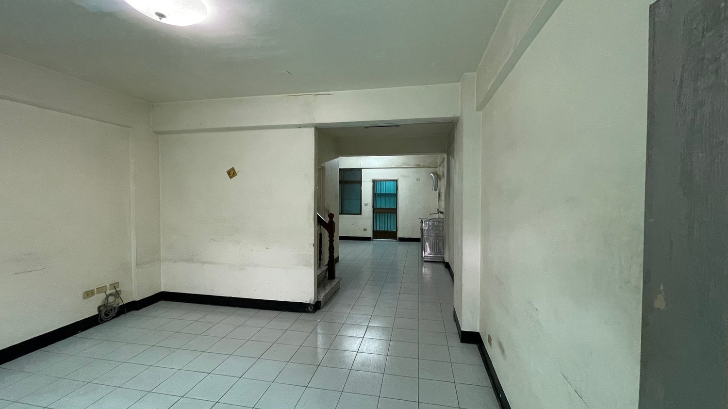 台南老屋翻新前室內現況照片-牆面深度與採光條件觀察-一新設計